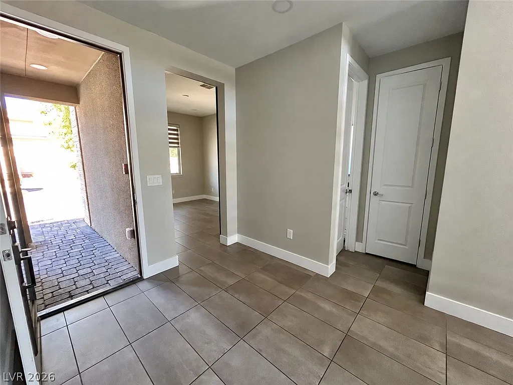 3 bed, 2.5 bath, 2564 sqft, $3,900 — Photo 4