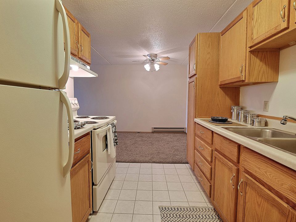 Alden Pines Apartments ; 2 Bedroom ; Kitchen