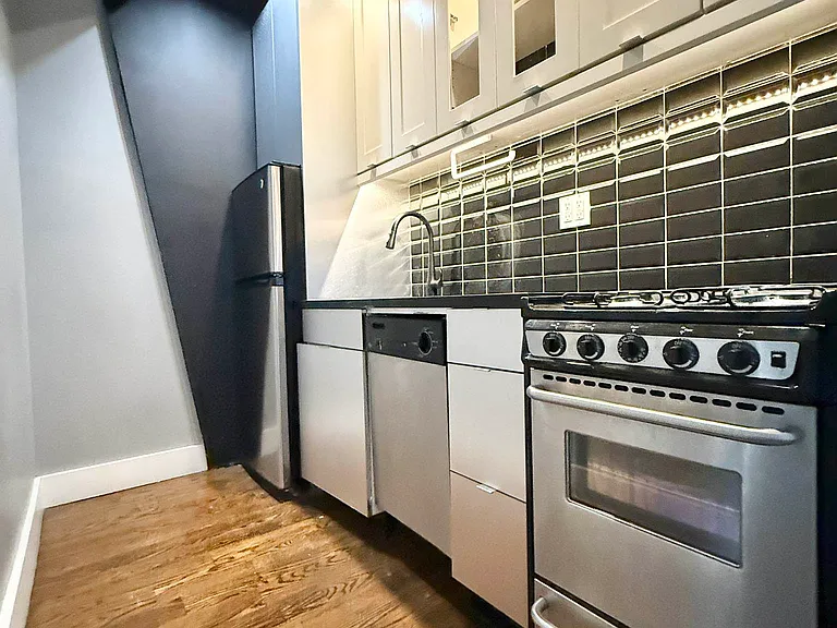 619 Gates Ave #2 — Photo 5