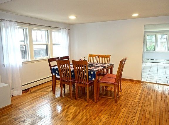3rd image of 211 S Oakwood Ave