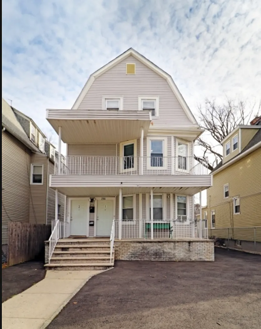 3 bed, $2,300 — Photo 1