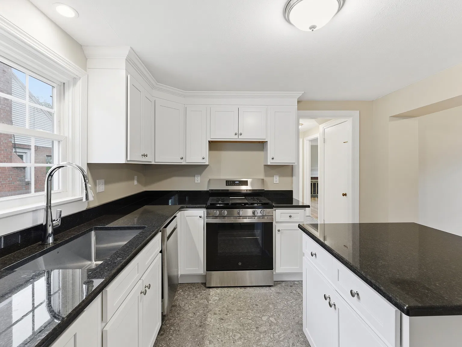 3 bed, 1386 sqft, $2,550 — Photo 3