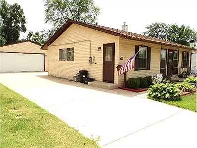 135 E Streamwood Blvd photo 1