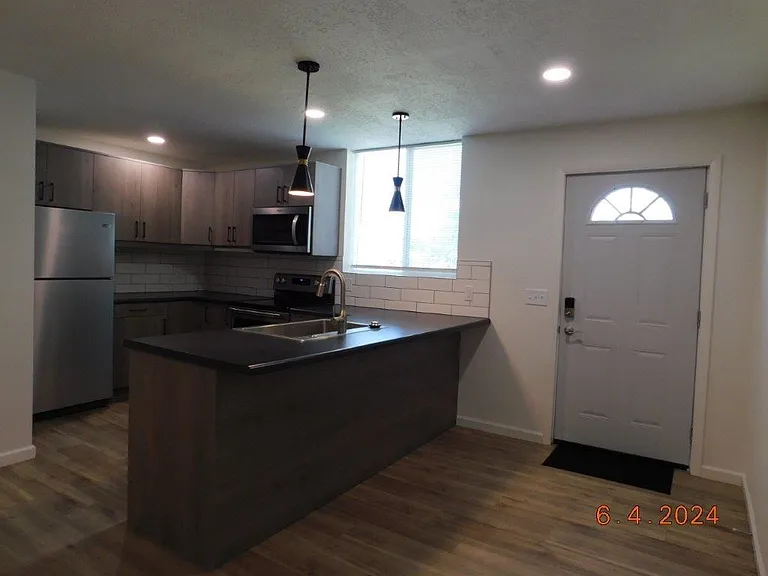220 S Sycamore St — Photo 5