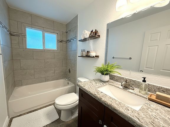 4th image of 1901 W Clarendon Ave #1905