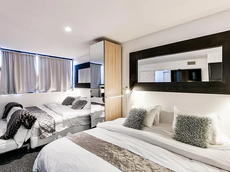 Bedroom 7: with 2 Kings or 4 Twins