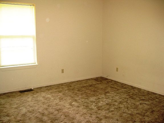 4th image of 606-608 East St.
