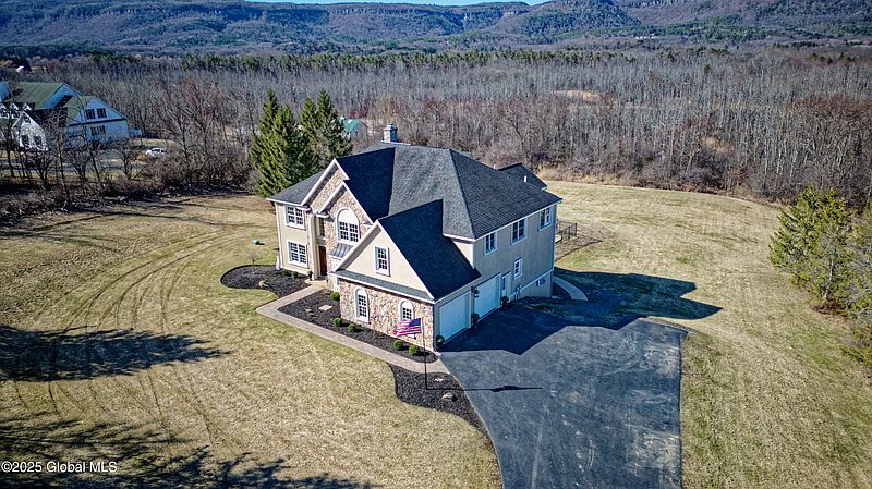 4th image of 779 Meadowdale Road