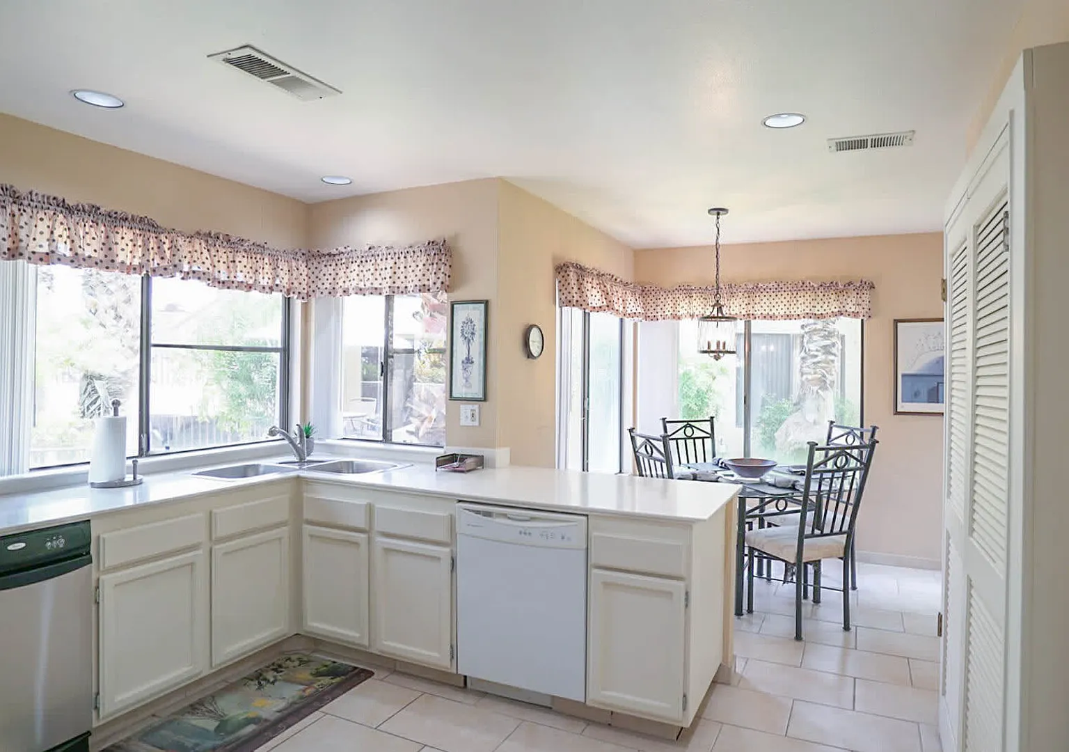 Beautifully Furnished Condo with Mountain Views — Photo 4