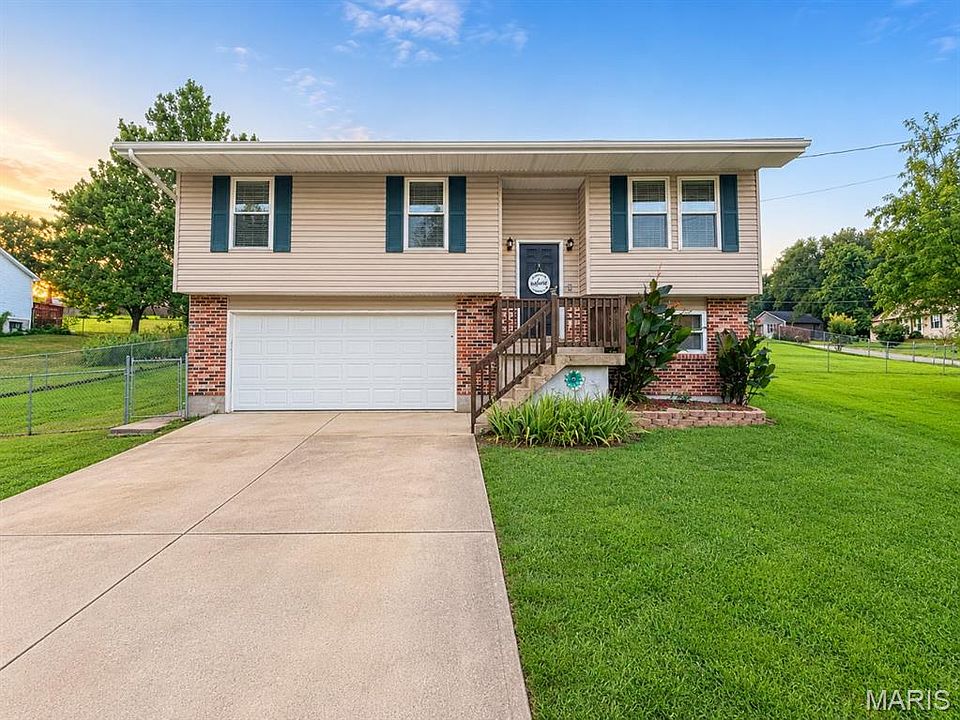 1st image of 633 Woodridge Ct