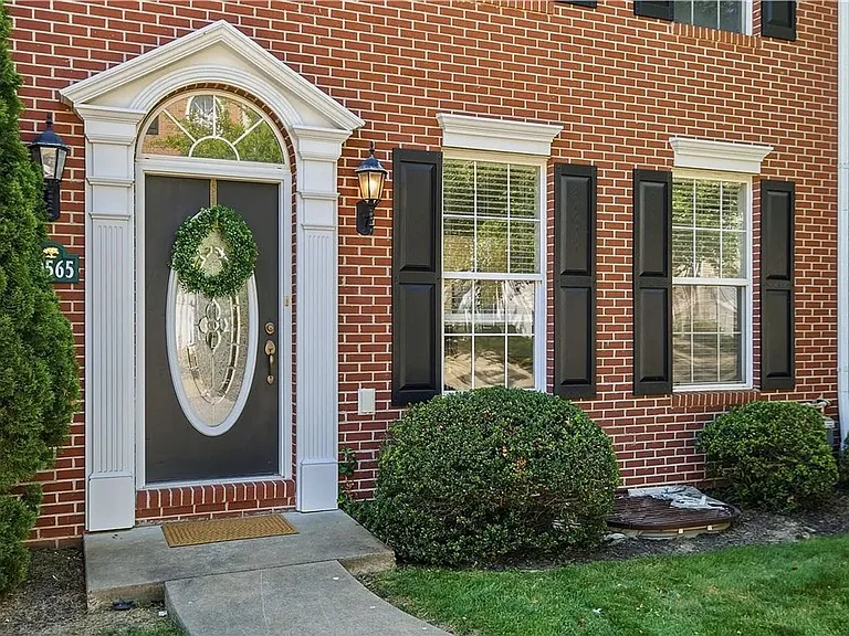 10565 Cherry Grove Ct — Photo 3