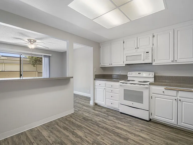 Glenmoor Green Apartments — Photo 15