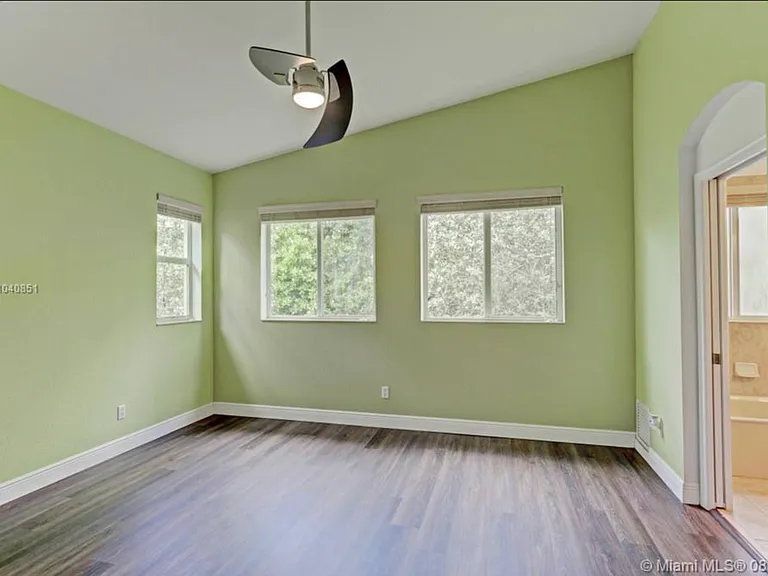 3211 Scarletta Dr — Photo 33