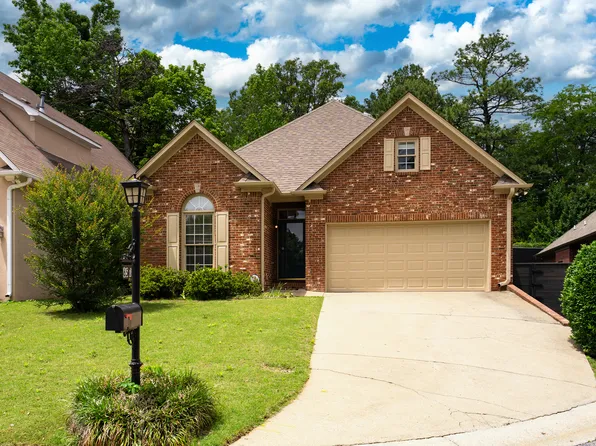 653 Village Crest Cir, Hoover, AL 35226