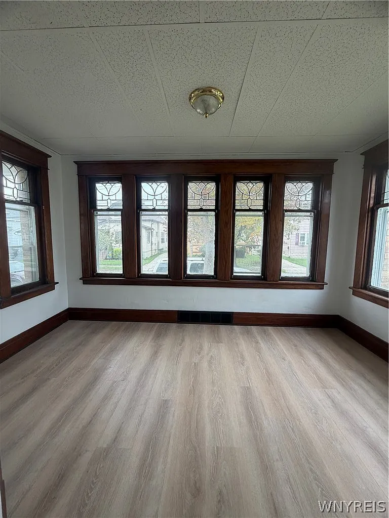 6 bed, 2.0 bath, 2720 sqft, $1,695 — Photo 4