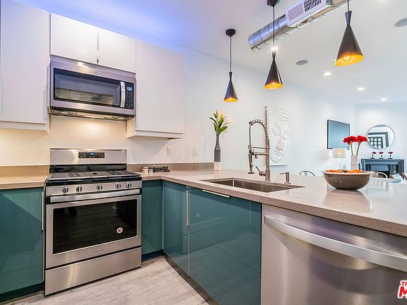3rd image of 10926 Moorpark St APT 15