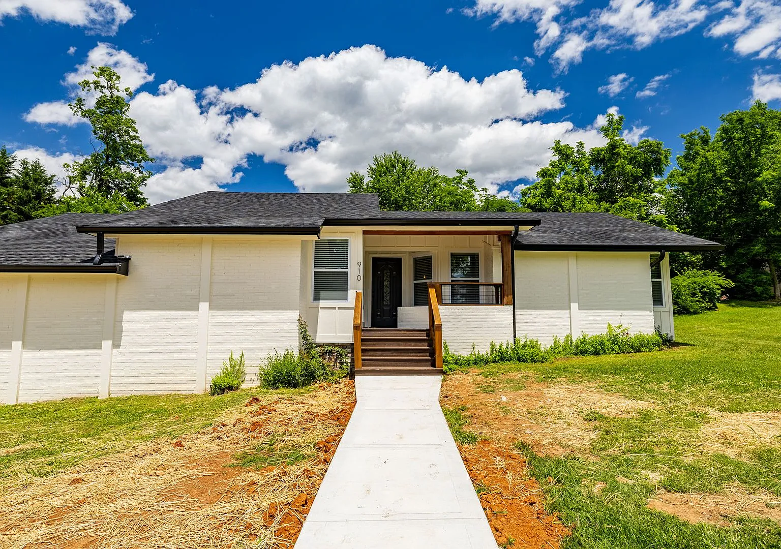 3 bed, 2.0 bath, 1307 sqft, $2,000 — Photo 3