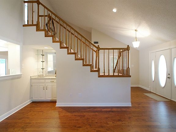 5th image of 530 Indian Creek Dr