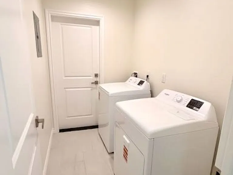 Spacious 3BR/2BA Home with Open Floor Plan, Garage & Washer/Dryer — Photo 72
