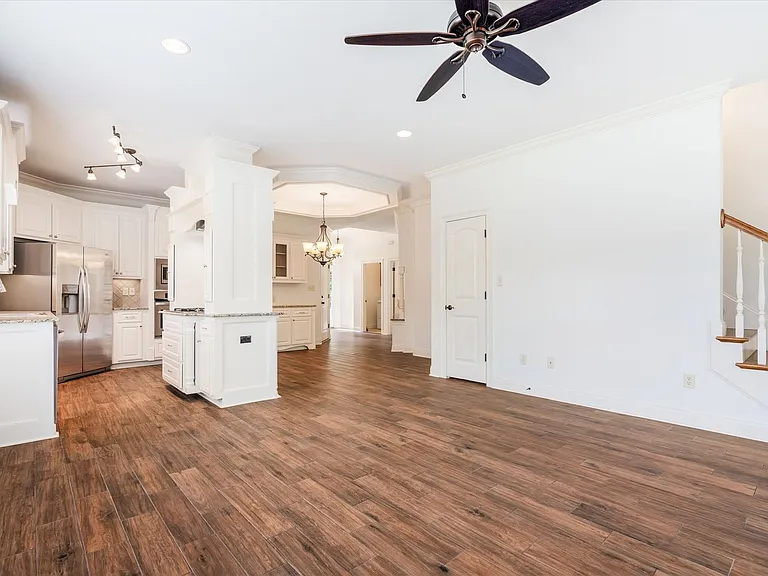 1060 Linlen Ave — Photo 6