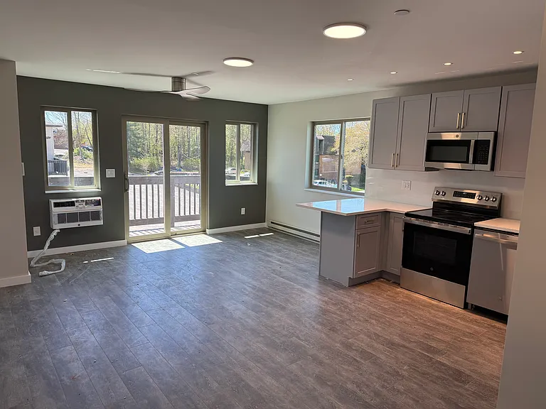 661 W Broadway #1 — Photo 3
