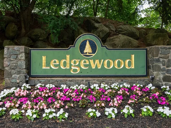 3 Ledgewood Way APT 20, Peabody, MA 01960