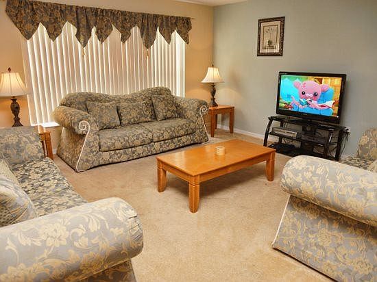 LV4P4508PC-family-room-with-flat-screen-tv