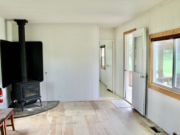 4th image of 2397 Grave Creek Rd