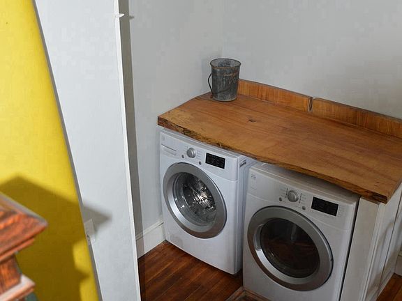 Foyer/mudroom/laundry