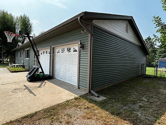 4th image of 809 Clover Dr
