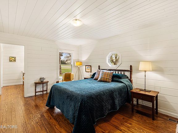 32nd image of 284 Savannah Shores Dr
