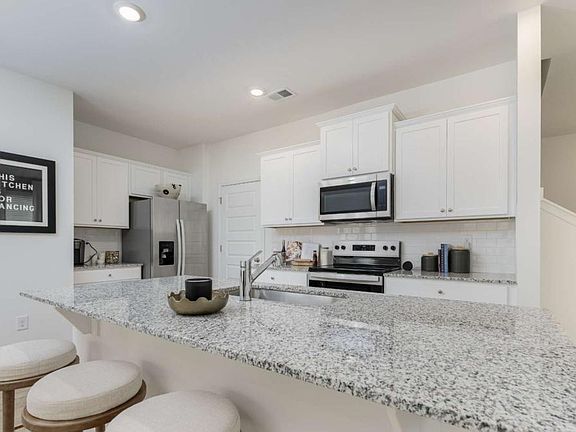 2nd image of 6014 Knickerbocker St