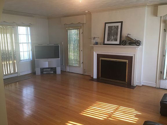 2nd image of 8235 S Paxton Ave