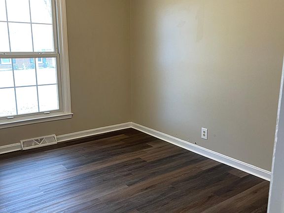 3rd image of 3481 King Arthur Dr