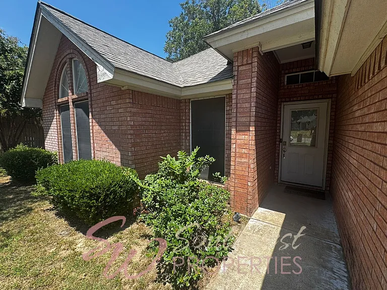 1449 Oakwood Dr — Photo 3