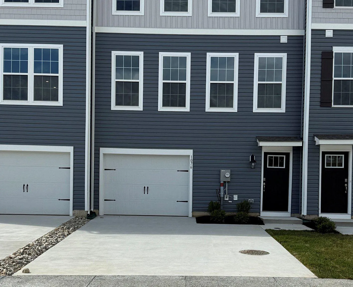 3 bed, 2.5 bath, 2208 sqft, $3,100 — Photo 1