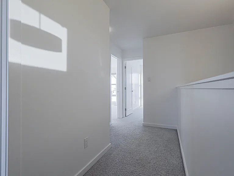 1704 Keene Cres SW — Photo 18