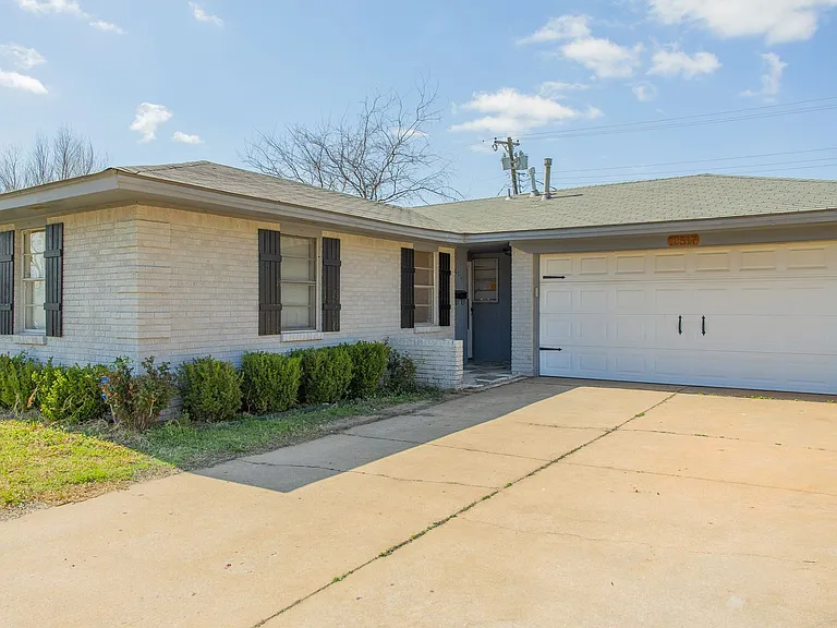 10517 N McKinley Ave — Photo 2