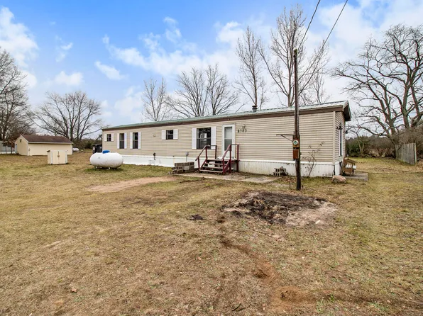 2583 W Meadow Ln, Rothbury, MI 49452