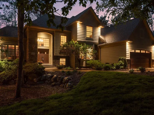 9001 Springwood Dr, Woodbury, MN 55125