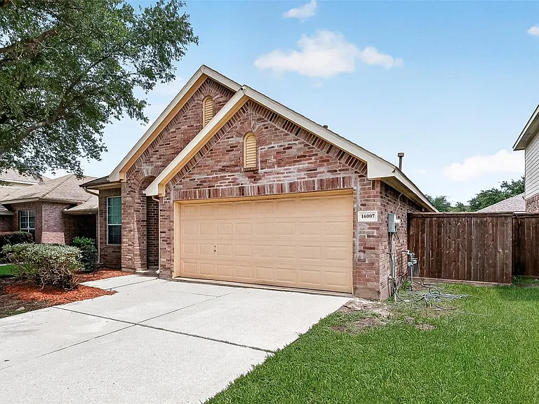 16007 Hidden Manor Dr — Photo 2