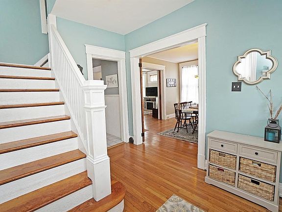 3rd image of 3832 Burwood Ave