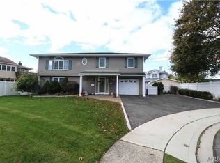 88 Prairie Ln, Lindenhurst, NY 11757