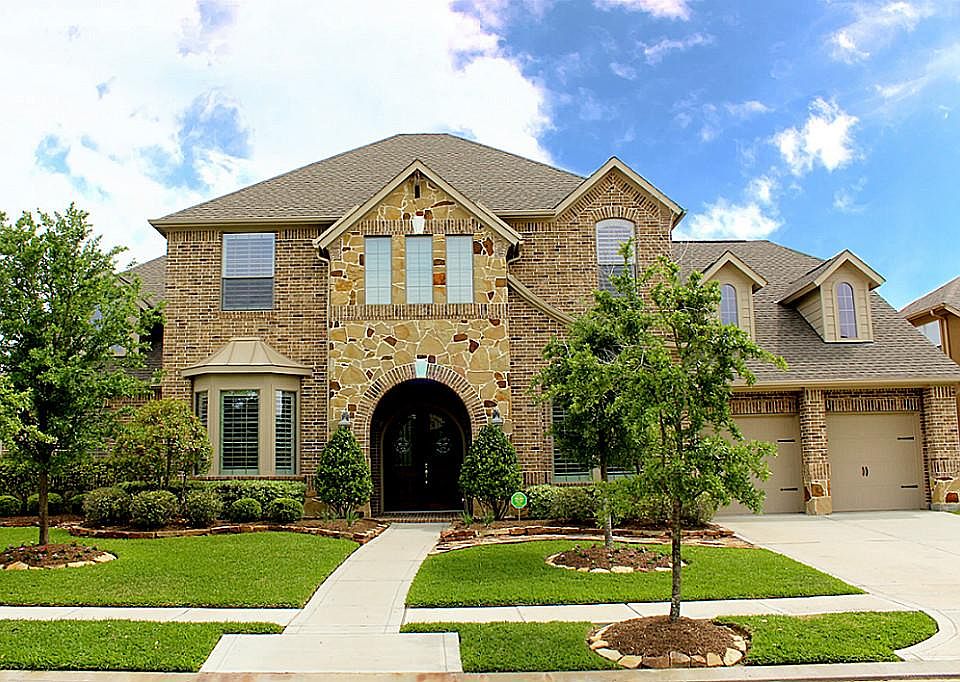 Welcome to your New Home! Check out this curb appeal on this 80' homesite, this Trendmaker home is b