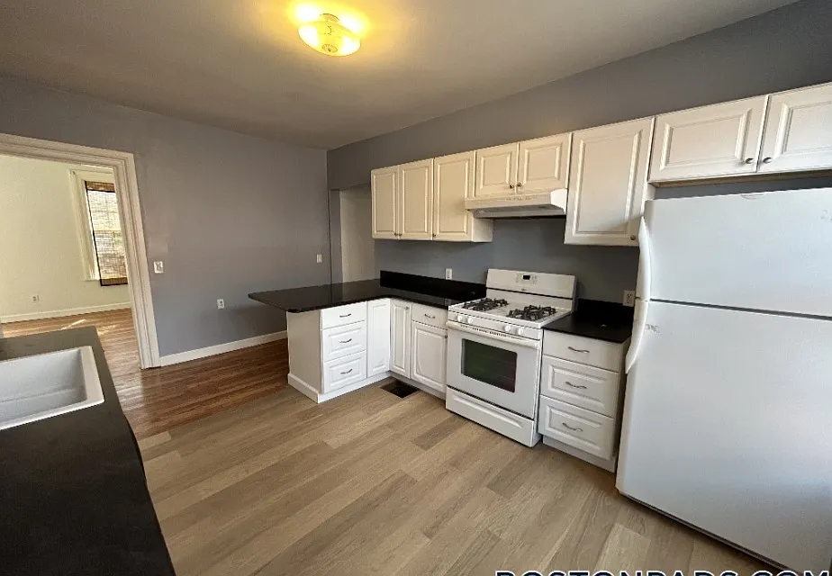 3 bed, 1073 sqft, $3,500 — Photo 2