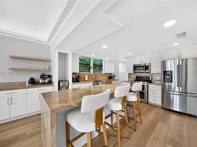 460 W Dilido Dr — Photo 11