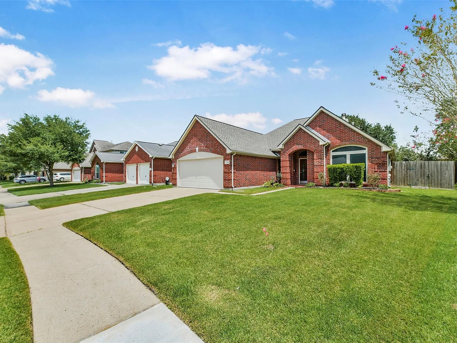 3 bed, 2.0 bath, 1956 sqft, $2,350 — Photo 2