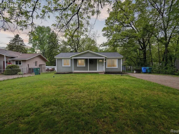 2600 Edgemere Ave, Commerce Township, MI 48382