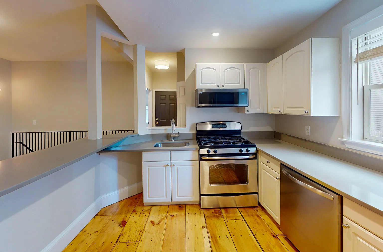 3 bed, 1.0 bath, 1200 sqft, $4,000 — Photo 2