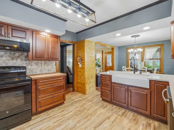 221 E 3rd St, Beaver Dam, WI 53916
